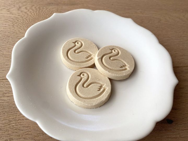 とっても上品で繊細！長野県松本市「開運堂」のほろほろソフトクッキー「白鳥の湖」【旅するデザイナーがおすすめするお土産たち！】