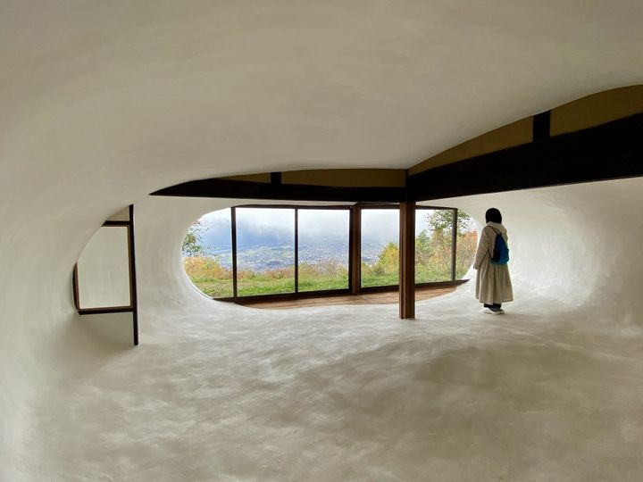 とっても上品で繊細！長野県松本市「開運堂」のほろほろソフトクッキー「白鳥の湖」【旅するデザイナーがおすすめするお土産たち！】