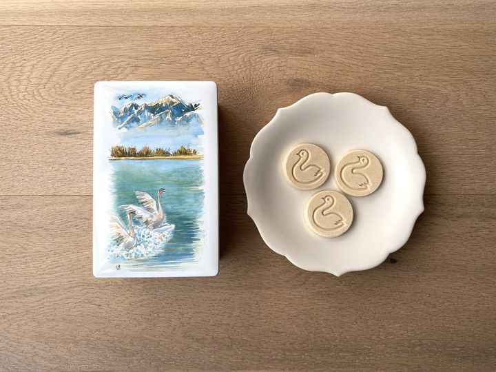 とっても上品で繊細！長野県松本市「開運堂」のほろほろソフトクッキー「白鳥の湖」【旅するデザイナーがおすすめするお土産たち！】