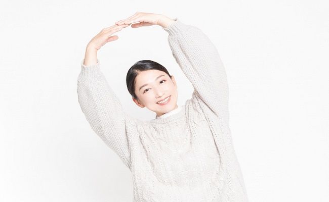 体で丸を表す女性のイメージ