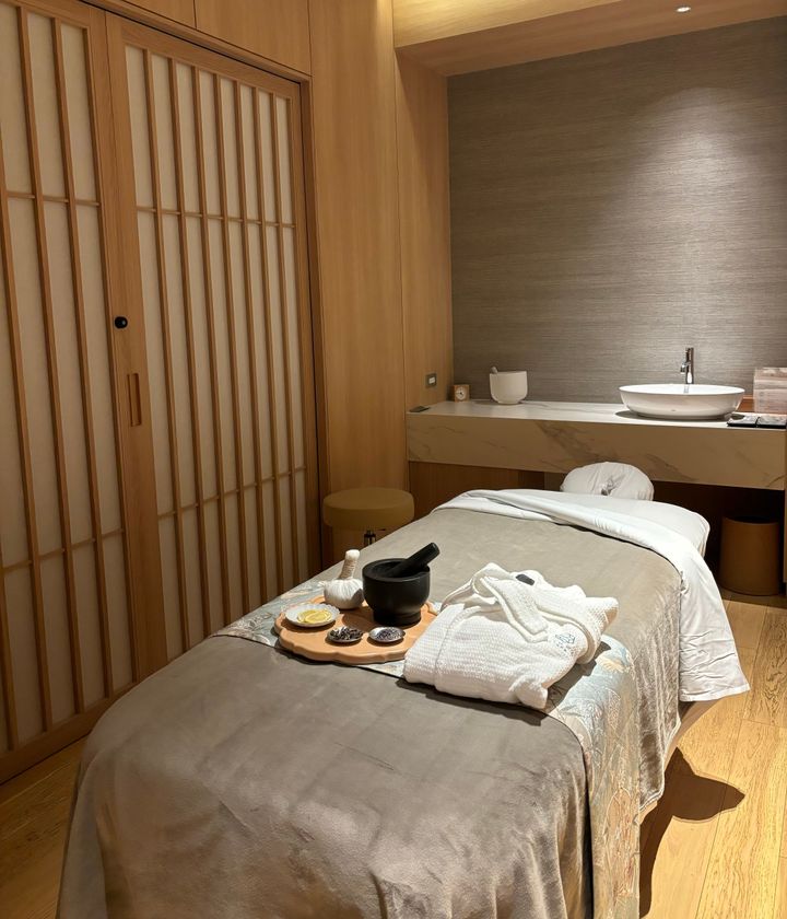 モダンなジャパンスタイルに整えられたトリートメントルーム。今回体験したのは、スリーピング ボディ＆ハーブボール 90分 ￥36,000