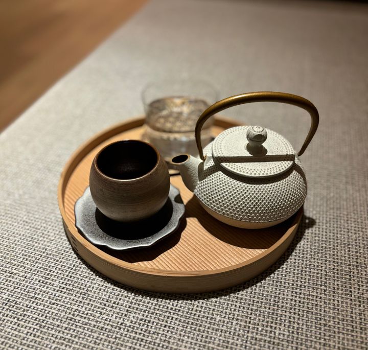 トリートメント後は、オリジナルブレンドのハーブティーを飲み、体の中からホッと温まるひとときを過ごせる。