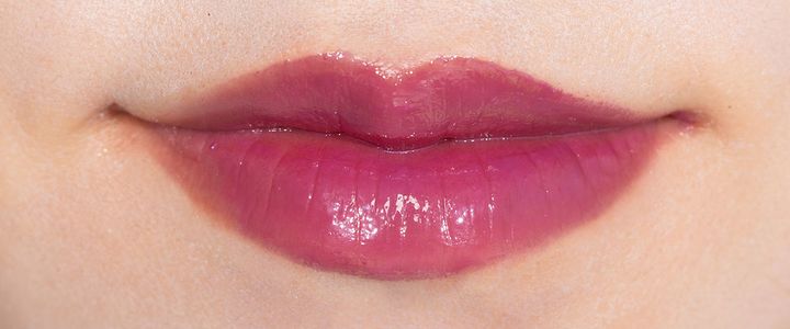 ブルベにおすすめの「SUQQU モイスチャー グレイズ リップスティック」は05