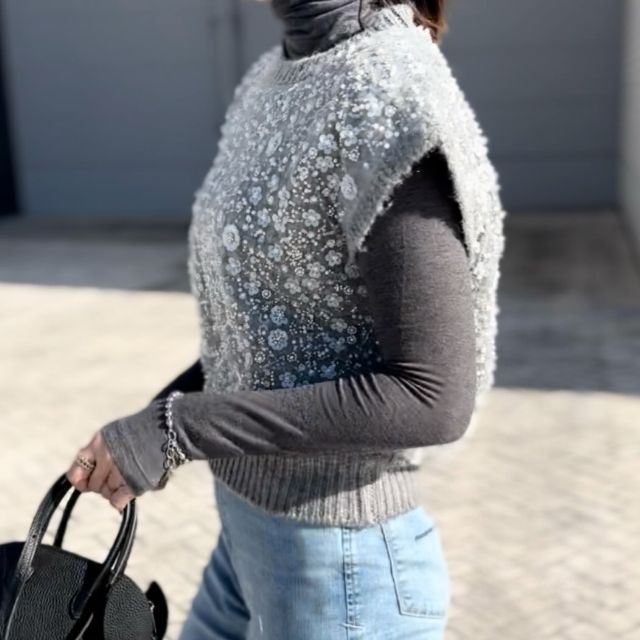 グレーの極暖ヒートテックカシミヤブレンドタートルネックTを着たコーデ