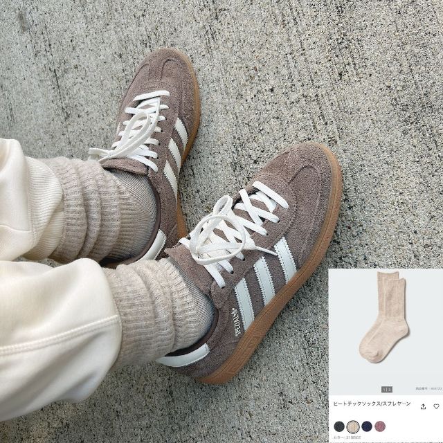 ベージュのヒートテックソックス/スフレヤーンとスニーカーを合わせている