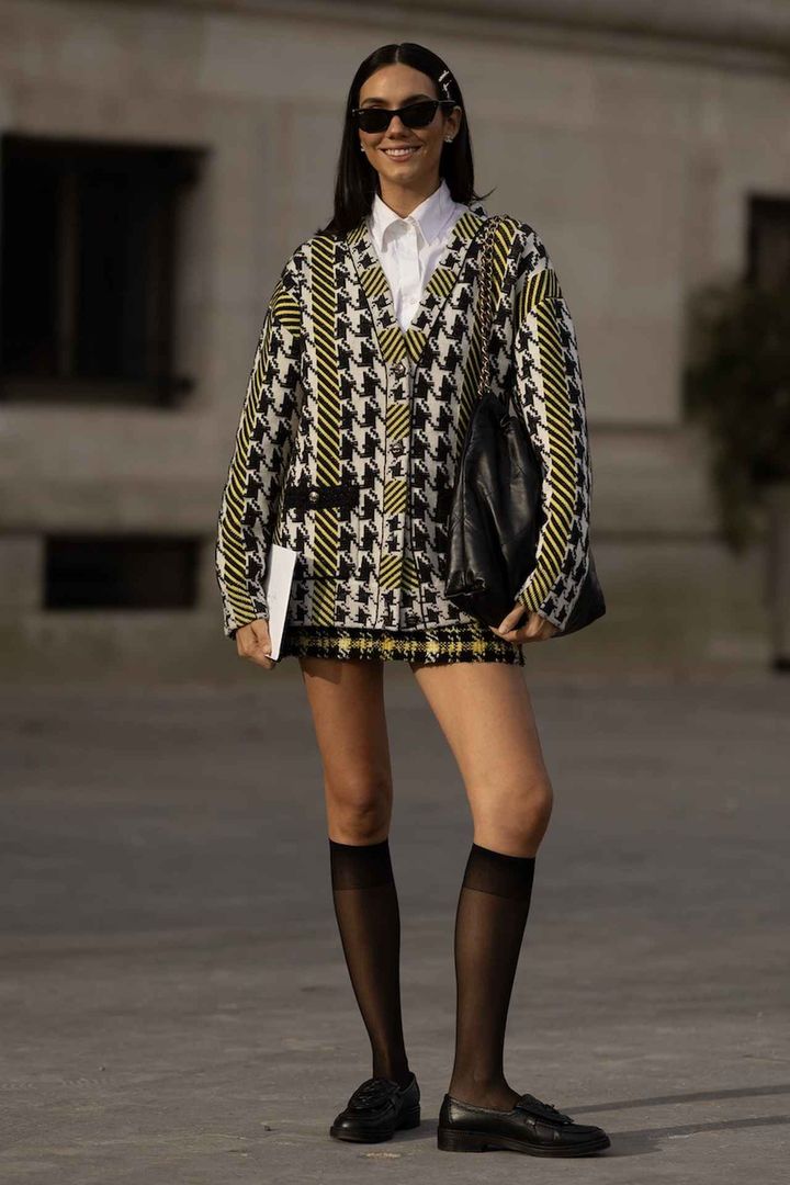 画像: ハイソックスはシアー素材でモダンさを両得