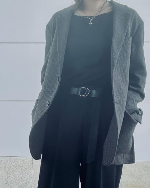 コンフォート2Bジャケットを着用している