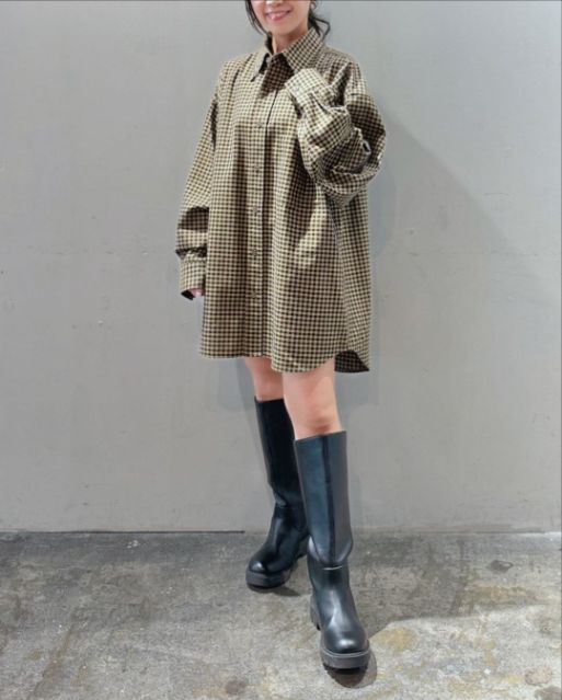 ツイルオーバーサイズシャツ長袖を着たコーデ