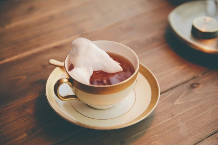 雲溶ける夕暮れティーの作り方 箸に刺したわたあめを溶かして甘さを加える レシピ・空想喫茶トラノコクさん