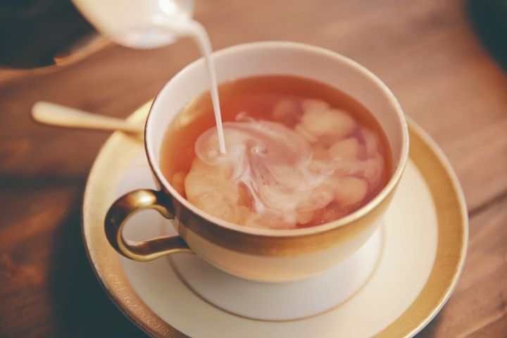 雲溶ける夕暮れティーの作り方のポイント 蒸らす時間は細かい茶葉なら2分半～3分、大きい茶葉なら3～4分が目安 好みでミルクを加えて レシピ・空想喫茶トラノコクさん