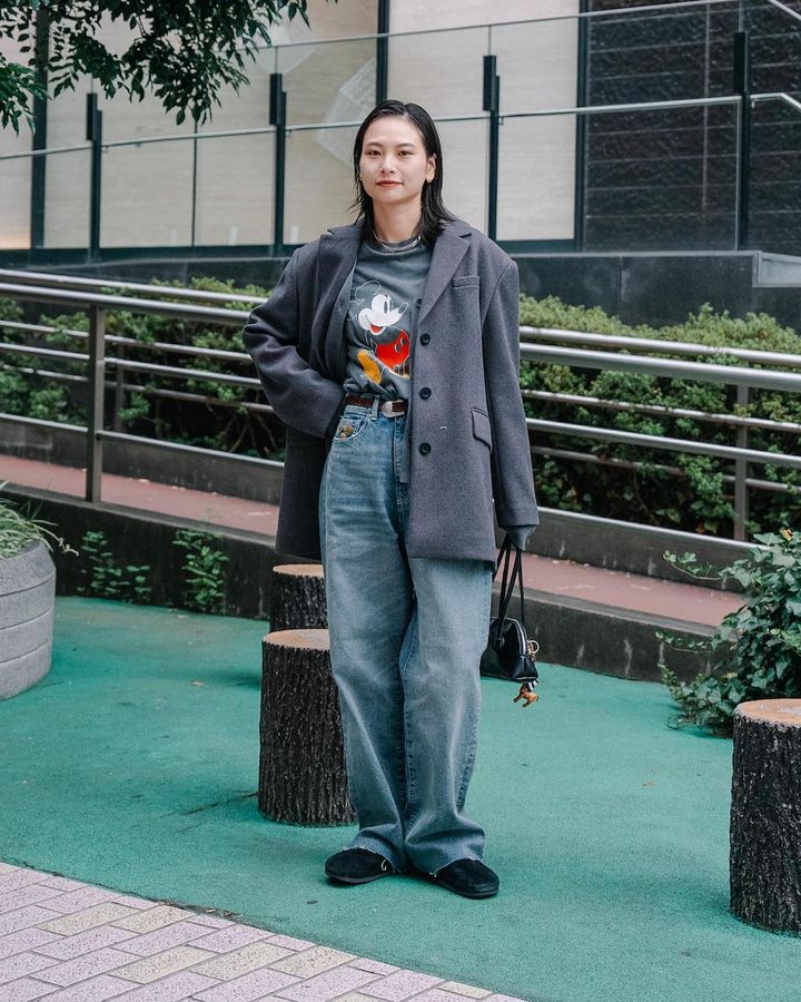 今年っぽい“ルーズデニム”が主役の秋冬コーデ5選。遊び心のあるデザインも人気【TOKYO SNAP】
