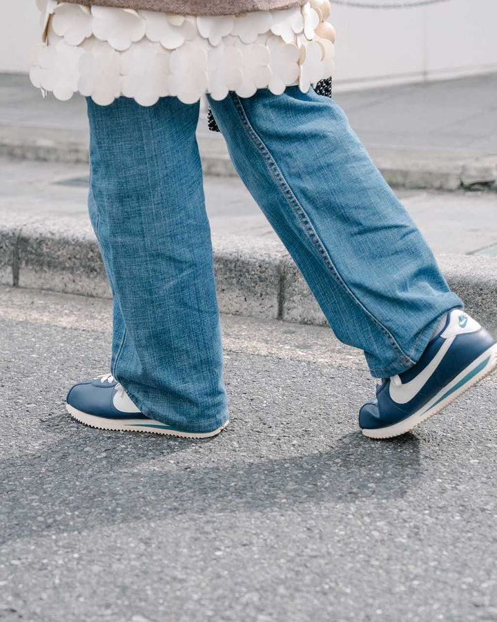 今年っぽい“ルーズデニム”が主役の秋冬コーデ5選。遊び心のあるデザインも人気【TOKYO SNAP】