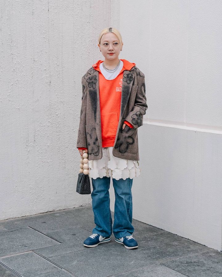 今年っぽい“ルーズデニム”が主役の秋冬コーデ5選。遊び心のあるデザインも人気【TOKYO SNAP】