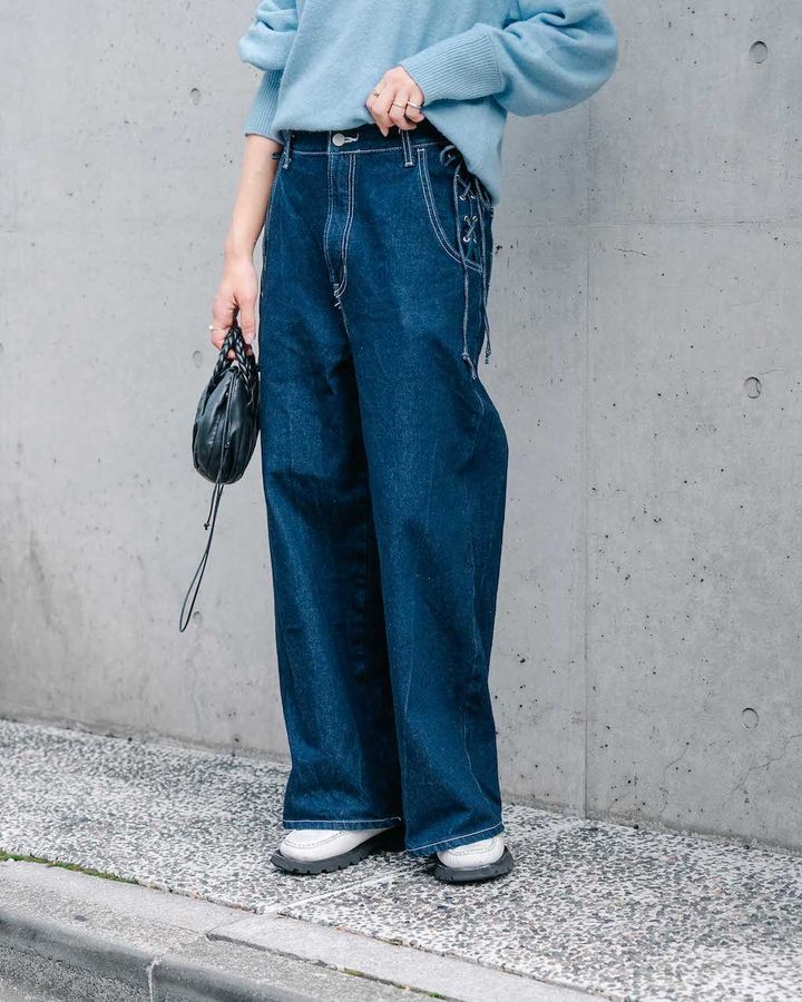 今年っぽい“ルーズデニム”が主役の秋冬コーデ5選。遊び心のあるデザインも人気【TOKYO SNAP】