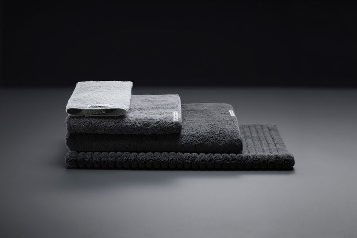 〈エシャペ〉の新作「Botanical Colured Cotton Pile」は３種類の炭で染めたコットンタオル。ミニタオル4,950円～バスマット20,350円。11月27日より発売。