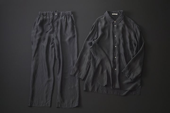 ポップアップストアには、竹炭で染めた新作シルクパジャマも並ぶ。着ていることを忘れるほど軽くしなやか。旅行先で洗っても、干して２、３時間で乾く。95,700円。