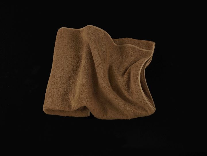 オーガニックの茶綿で作ったコットンタオル。栗皮色と呼ばれる優美なブラウンは、綿花本来の色だ。〈エシャペ〉のアイテムは、「植物や鉱物由来の染料を使うボタニカルカラー」か「素材そのものの色を生かした原色」のどちらかだ。ミニタオル3,850円。