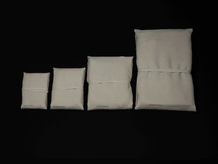 商品の包みは、リネンの布と紐を用いた風呂敷のようなパッケージ。再利用しやすいように端縫いが施されている。