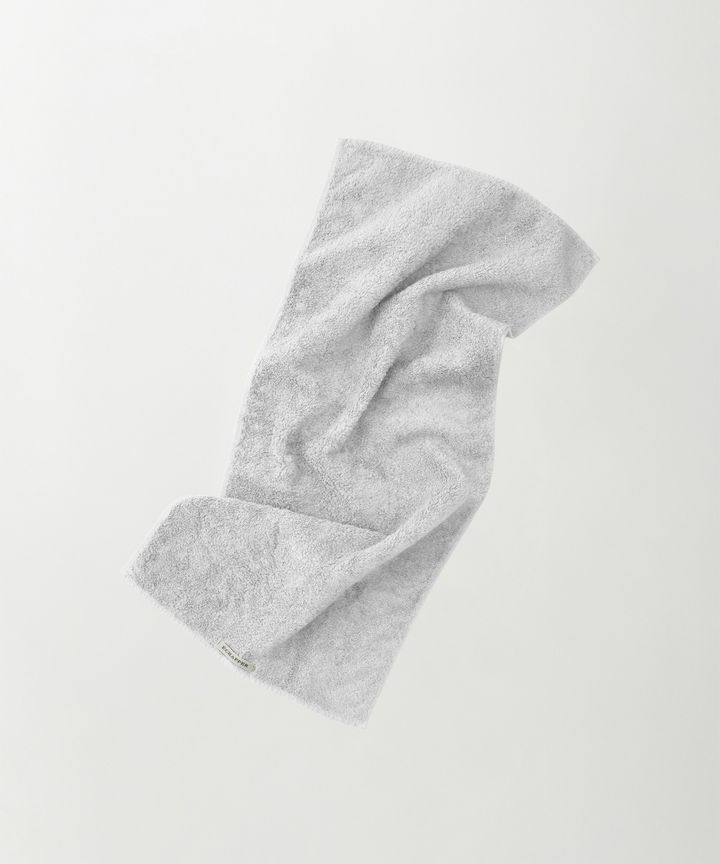 新作の「Botanical Colured Cotton Pile」。麻炭で染めたジャパニーズフェイスタオル。綿100％、75×34cm 8,250円。Photograph By Yasuhide Kuge