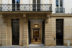 パリの北マレ地区に建つ〈OGATA Paris〉。11月27日より〈エシャペ〉のポップアップストアが開催される。