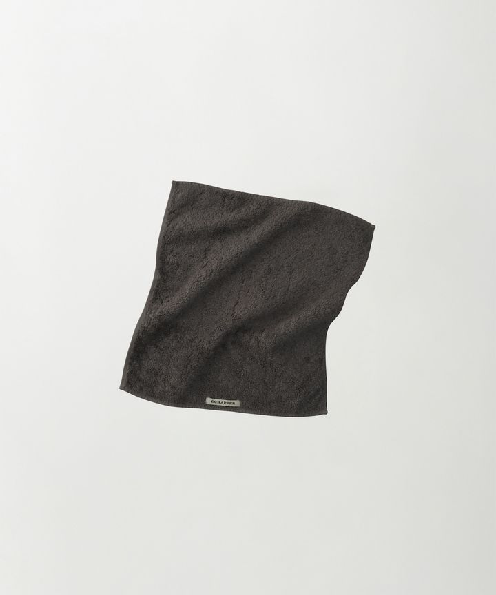 竹炭で染めたミニタオル。綿100％、37.5×34cm 4,950円。Photograph By Yasuhide Kuge 