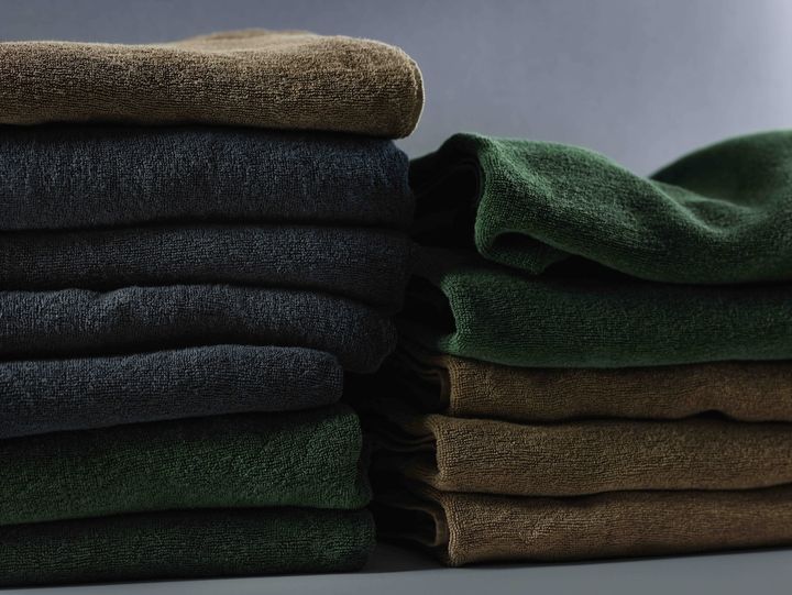 毛羽立ちを抑え、高密度に織ったリネンタオルは〈エシャペ〉のシグネチャーアイテム。吸水性がとても高く、拭いた後の肌の濡れ残り感もない。短時間で乾くのもいいところ。色は３種。日本古来の植物から抽出したボタニカルカラーで染色した。ミニタオル8,800円、ジャパニーズフェイスタオル16,500円など。