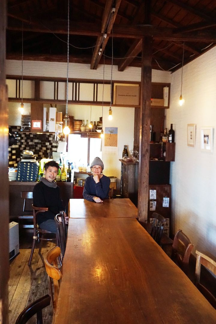 ワインバー「祖餐」を営む、石井英史（左）と美穂（右）。