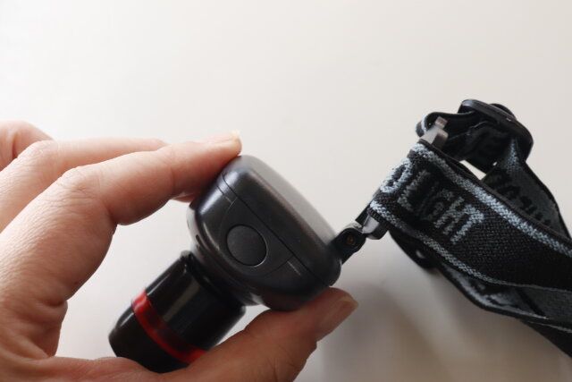 ダイソーのヘッドライト ワイド＆スポットの電池カバーのボタン
