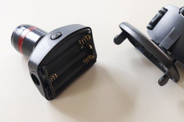 ダイソーのヘッドライト ワイド＆スポットの電池ボックス