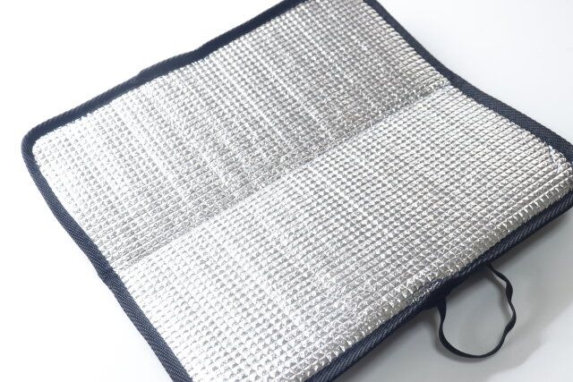 セリア 折りたたみクッション アルミ加工