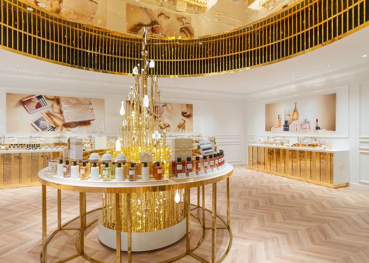 『黄金のブティック』には、ホリデーコレクションやメゾンのアイコニック アイテムが揃う。ヴェルサイユ宮殿をインスピレーションにしたホリデー限定のギフトラッピングでクリスマス気分を盛り上げて！