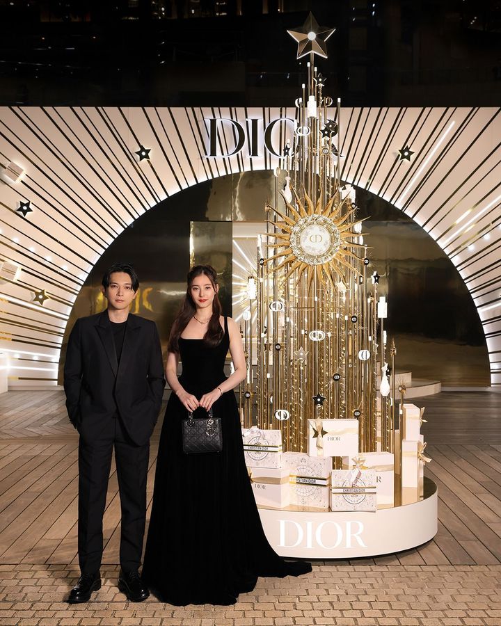 開催に先駆けて行われたオープニング プレビューには、ディオール ビューティー アンバサダーの吉沢亮とファッション アンバサダーの新木優子が来場。