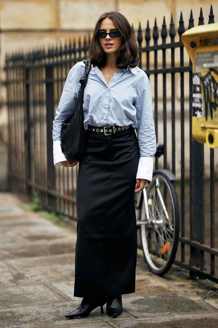 画像: シックな黒スカートに爽やかシャツを合わせて