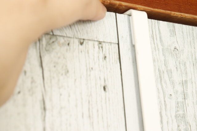 ダイソーのスチールドアフック（5連）をドアに設置