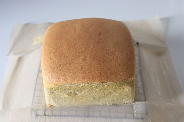 焼き上がった台湾カステラ 側面のオーブンシートをはがす