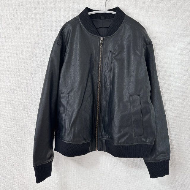 GU レザータッチブルゾン