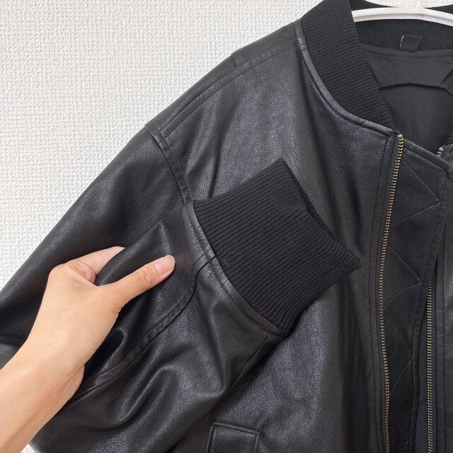 GU レザータッチブルゾン 首元と袖口はリブになっている