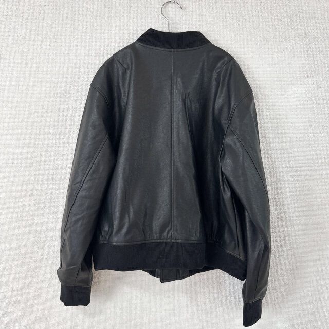 GU レザータッチブルゾン 後ろ側