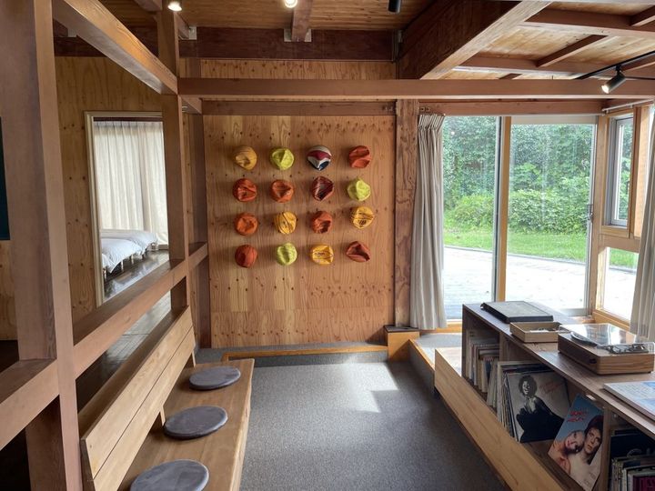 千葉県夷隅郡大多喜町にオープンした「MUJI BASE OIKAWA」。居心地の良い宿泊スペースを紹介