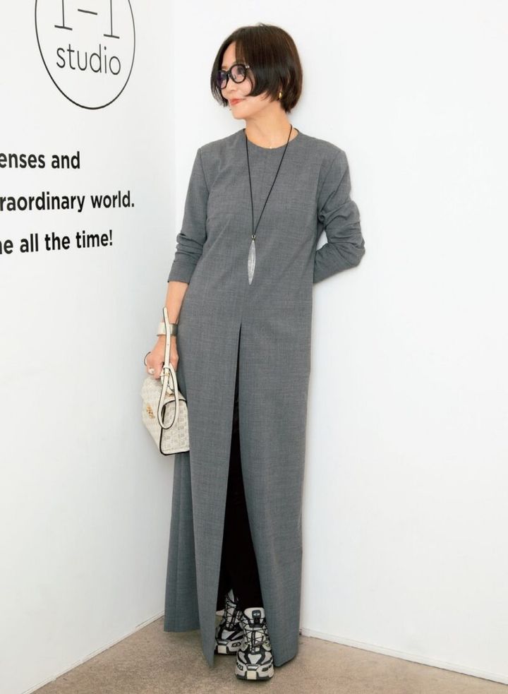 宮澤敬子さん私服 メゾンマルジェラのグレーのワンピースコーデ
