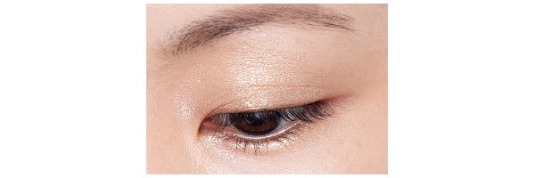 シングルシャイニーアイシャドウ 01使用