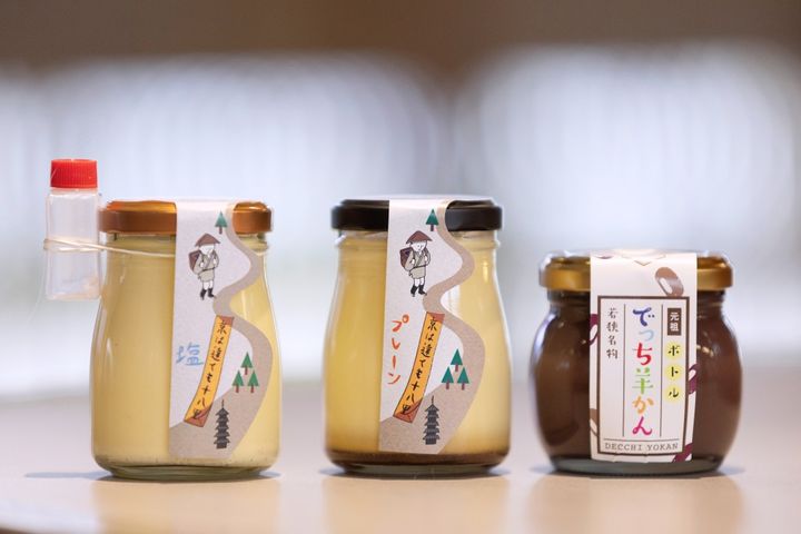 左から小浜で製塩された塩を振りかけて食べる若狭おばまプリン塩460円、プレーン440円、ボトルでっち羊かん410円