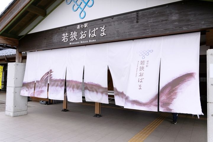 のれんのスリットから顔を出して撮影すると、面白いショットが撮れますよ