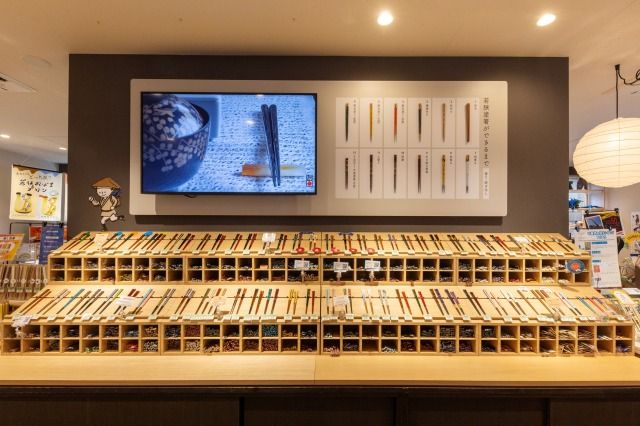 小浜市の伝統工芸品である若狭塗箸も豊富に揃います。売場では、箸で大豆をつまむ豆つかみゲームにチャレンジできます
