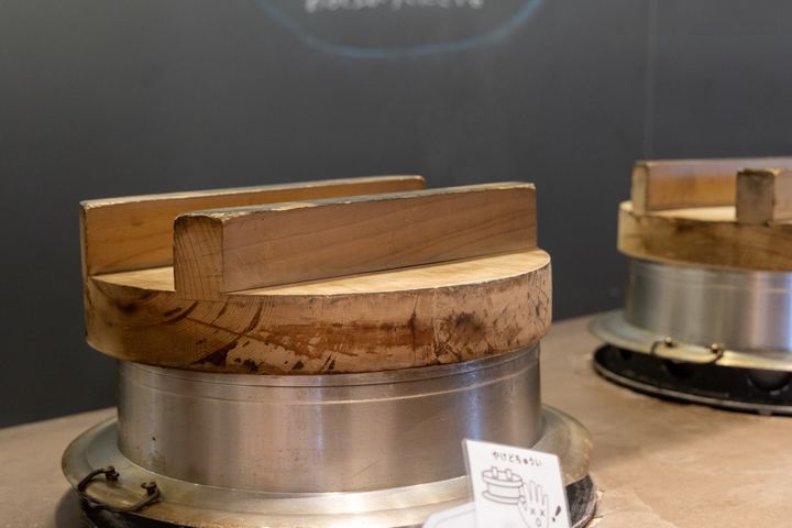 カウンターには大きな羽釜鍋があり、炊き立てのご飯を目の前で器に盛ってくれます