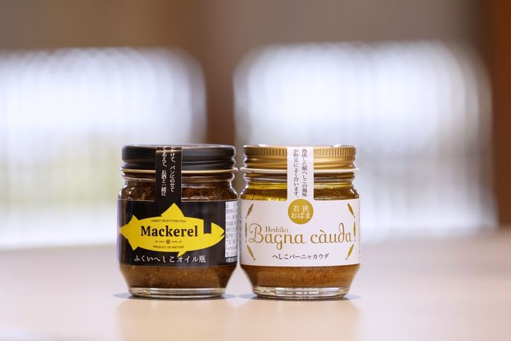 左からオリジナル商品のふくいへしこオイル、へしこバーニャカウダ瓶各940円