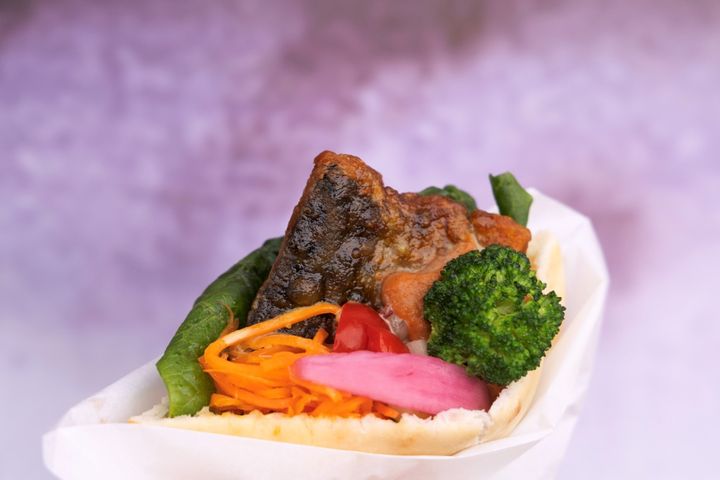 「醤油香る鯖サンド」800円。キャロットラペや新鮮な野菜をふんだんに詰め込み、自家製のケチャップと柑橘香るマヨソースでいただきます