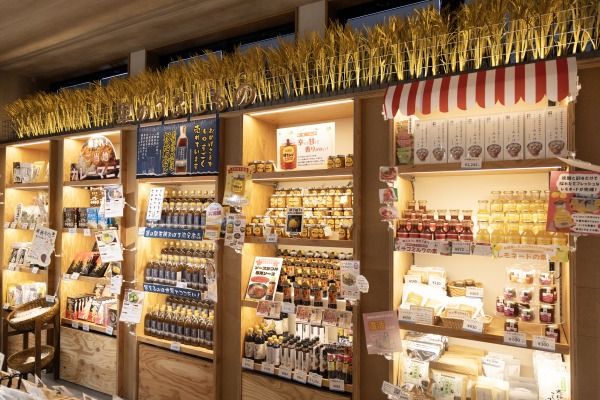 里コーナーの棚には、百人一首の舞台になった「田烏の棚田」にちなんだ稲穂が飾られています