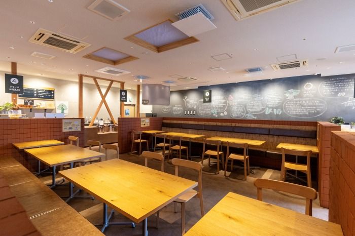 広い空間でゆったりと食事が楽しめます