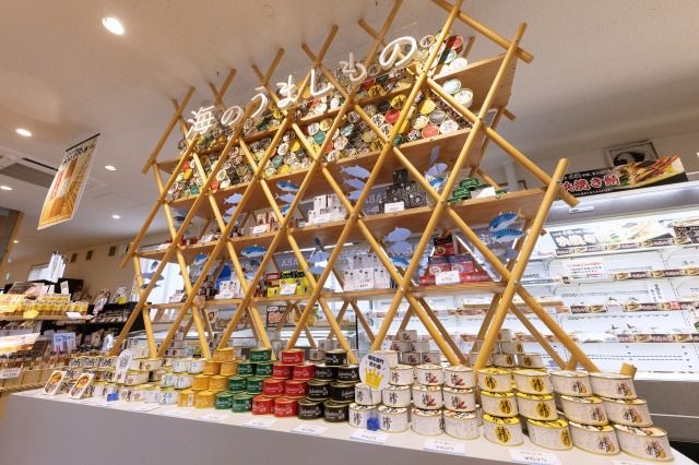 海エリアには約30種類の鯖の缶詰を積み上げた「鯖缶ウォール」がそびえます